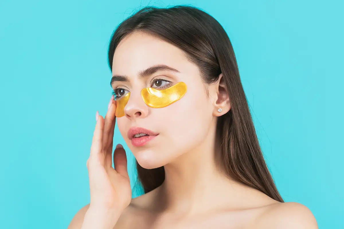 woman with a pro power under eye peel